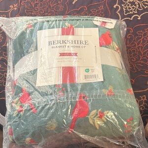 NWT. Berkshire Velvetsoft Christmas Throw with Red and Green Cardinal Design